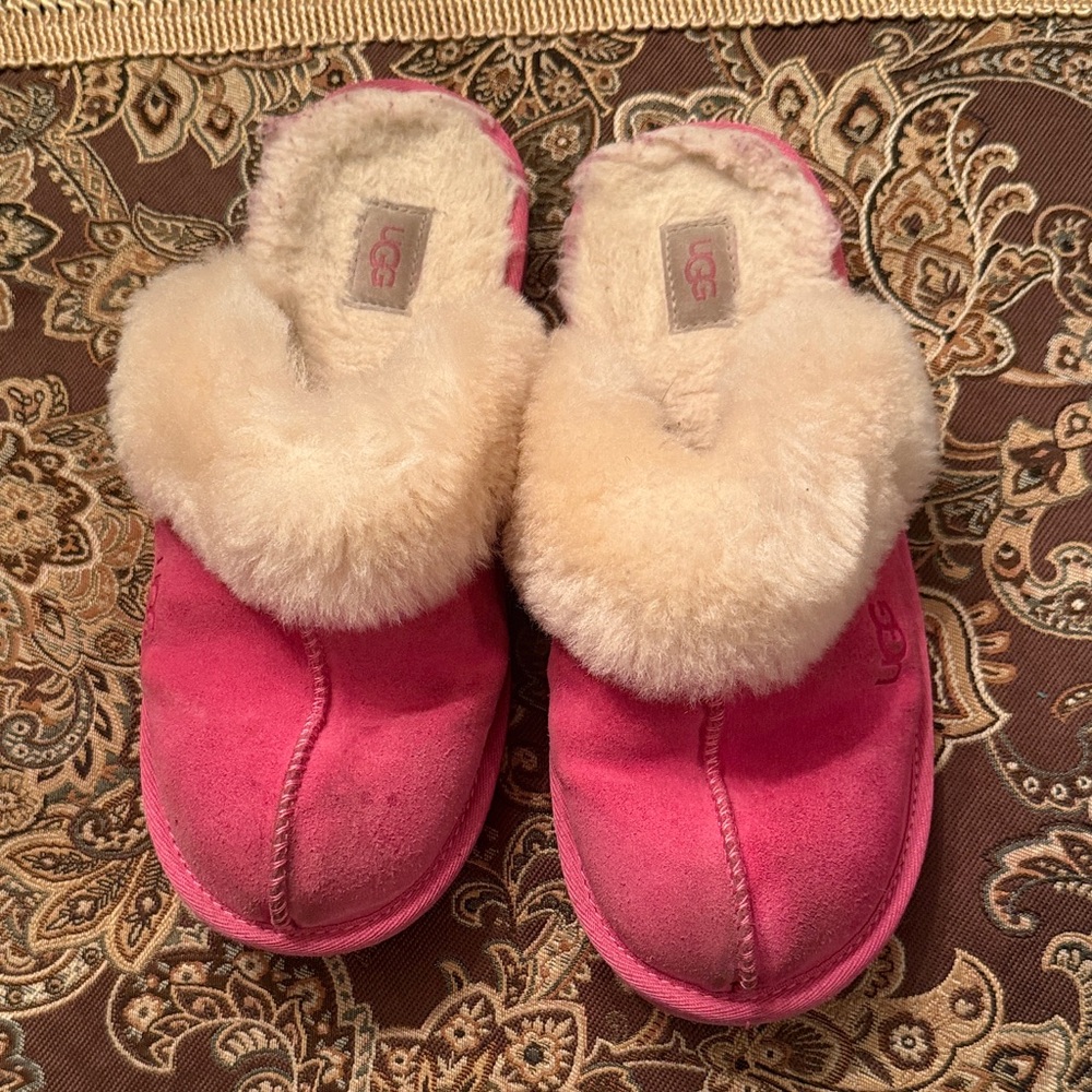 UGG big girl’s Fuchsia and Cream Shearling Slippers